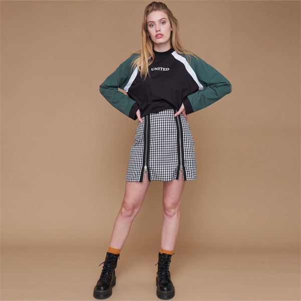 Модерна дамска пола на каре с ципове по дължината