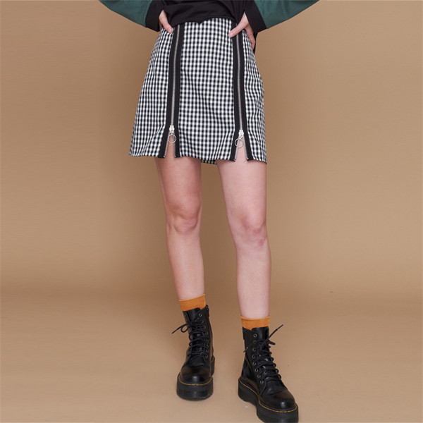 Модерна дамска пола на каре с ципове по дължината