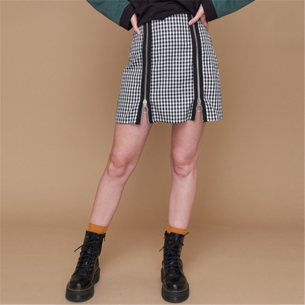 Модерна дамска пола на каре с ципове по дължината