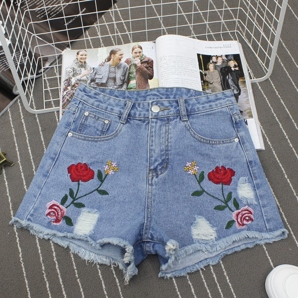 Дамски къси панталони с висока талия,кръпки и бродерия в светъл цвят