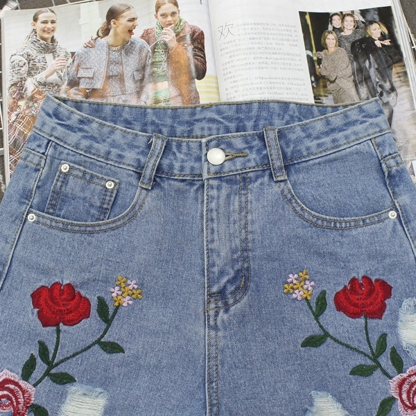 Дамски къси панталони с висока талия,кръпки и бродерия в светъл цвят