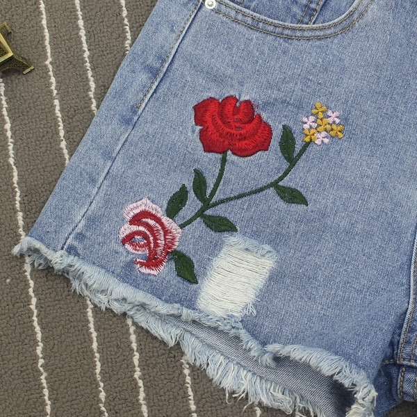 Дамски къси панталони с висока талия,кръпки и бродерия в светъл цвят