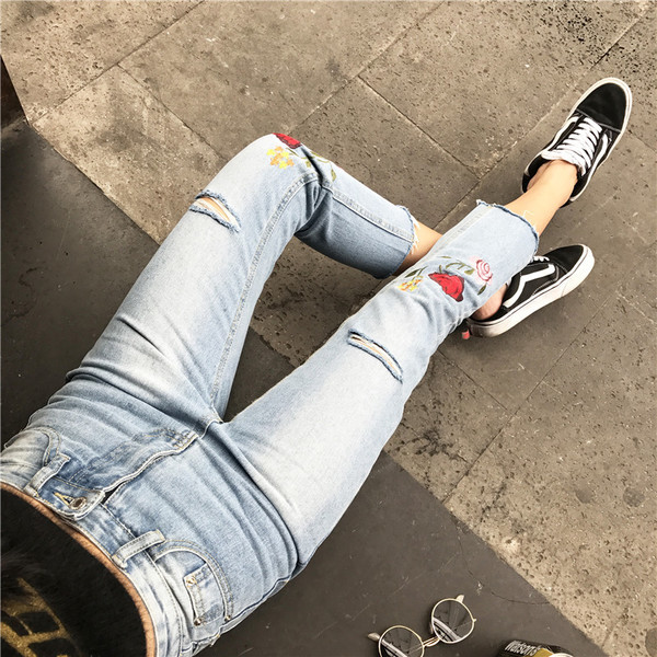 Спортно-елегантни дамски дънки с висока талия,цепки и бродерия в светъл цвят