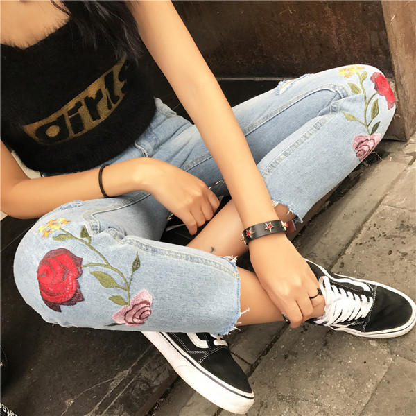 Спортно-елегантни дамски дънки с висока талия,цепки и бродерия в светъл цвят