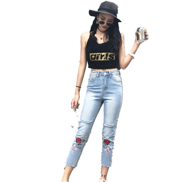 Спортно-елегантни дамски дънки с висока талия,цепки и бродерия в светъл цвят