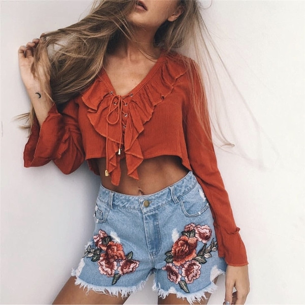 Къси дамски панталони в син цвят с висока талия и флорална бродерия