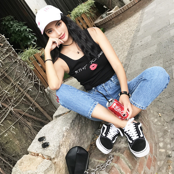 Спортно-елегантни дамски дънки тип boyfriend, с висока талия и бродерия в светъл цвят