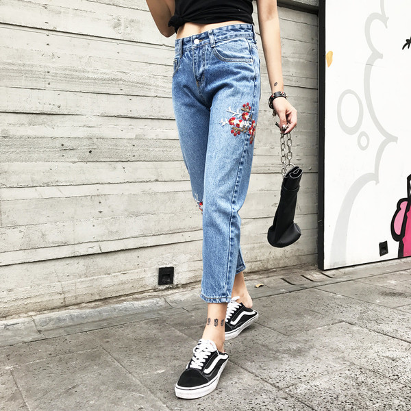 Спортно-елегантни дамски дънки тип boyfriend, с висока талия и бродерия в светъл цвят