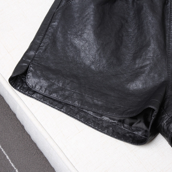 Спортно-елегантни дамски къси панталони от еко кожа с джобове в три цвята