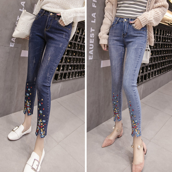 Нежни дамски дънки с кръпки и цветен флорален мотив в два цвята