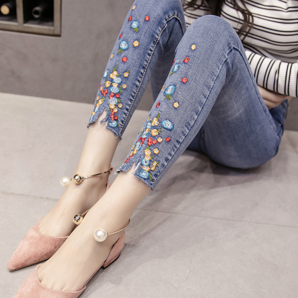 Нежни дамски дънки с кръпки и цветен флорален мотив в два цвята