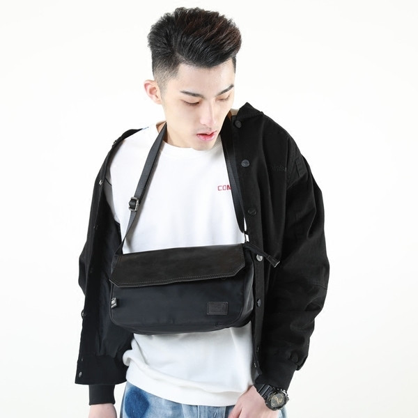 Мъжка чанта с външен заден джоб през рамо с регулираща се презрамка