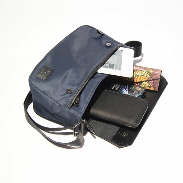 Мъжка чанта с външен заден джоб през рамо с регулираща се презрамка