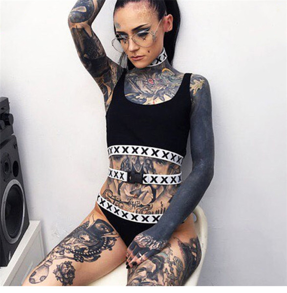 Μοντέρνα γυναικεία μπικίνι με λευκή ταινία