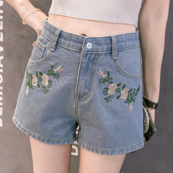 Нежни дамски къси дънкки с висока талия и бродерия в светъл цвят