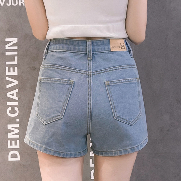 Нежни дамски къси дънкки с висока талия и бродерия в светъл цвят