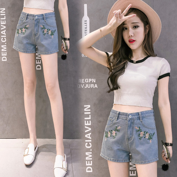 Нежни дамски къси дънкки с висока талия и бродерия в светъл цвят