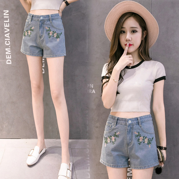 Нежни дамски къси дънкки с висока талия и бродерия в светъл цвят