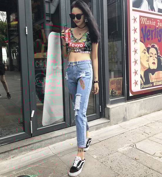 Стилни дамски дънки с кръпки и интересна бродерия в светъл цвят