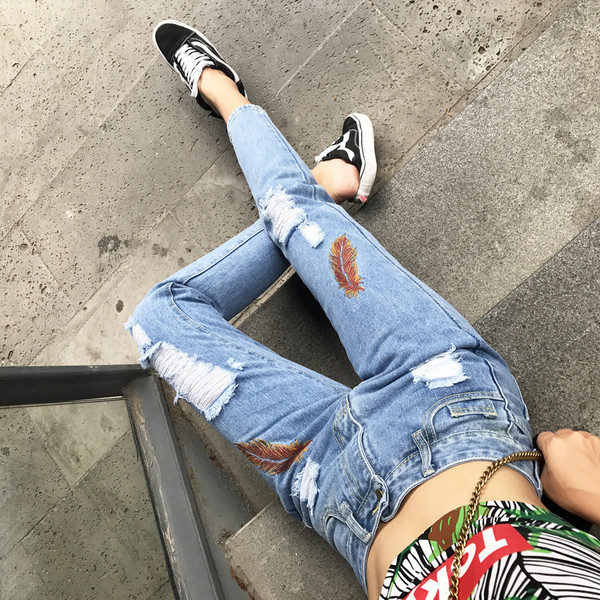 Стилни дамски дънки с кръпки и интересна бродерия в светъл цвят