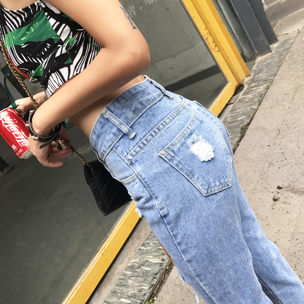 Стилни дамски дънки с кръпки и интересна бродерия в светъл цвят