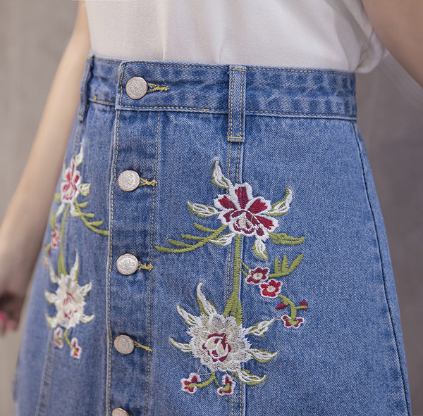 Модерна дамска дънкова къса пола с декоративни копчета и бродерия 