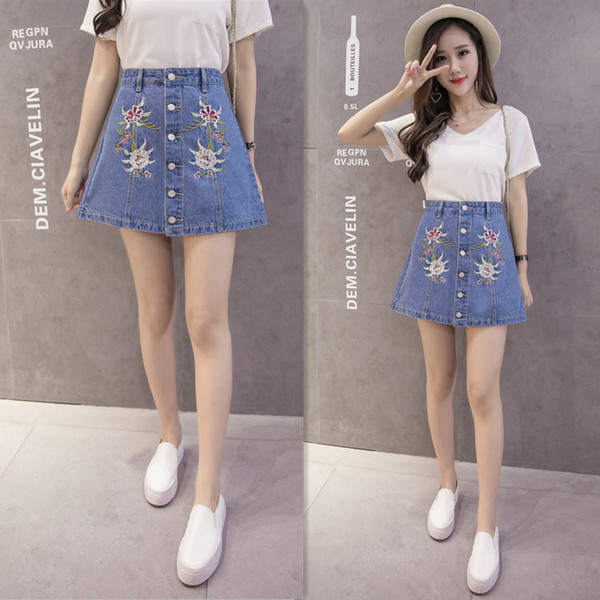 Модерна дамска дънкова къса пола с декоративни копчета и бродерия 