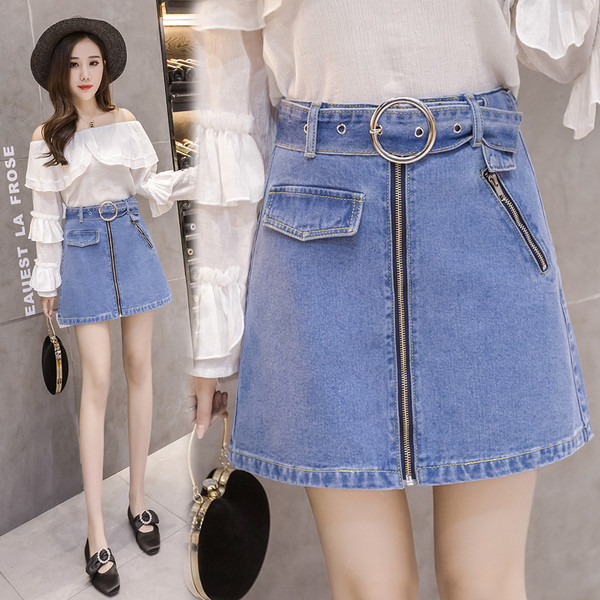 Модерна дамска дънкова пола с висока талия и декоративен цип и колан в светъл цвят