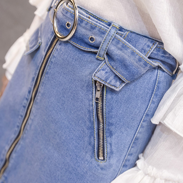 Модерна дамска дънкова пола с висока талия и декоративен цип и колан в светъл цвят