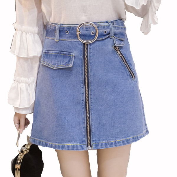 Модерна дамска дънкова пола с висока талия и декоративен цип и колан в светъл цвят