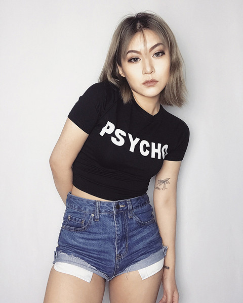 Небрежна дамска блуза с къс ръкав с надпис в черен, бял и червен цвят