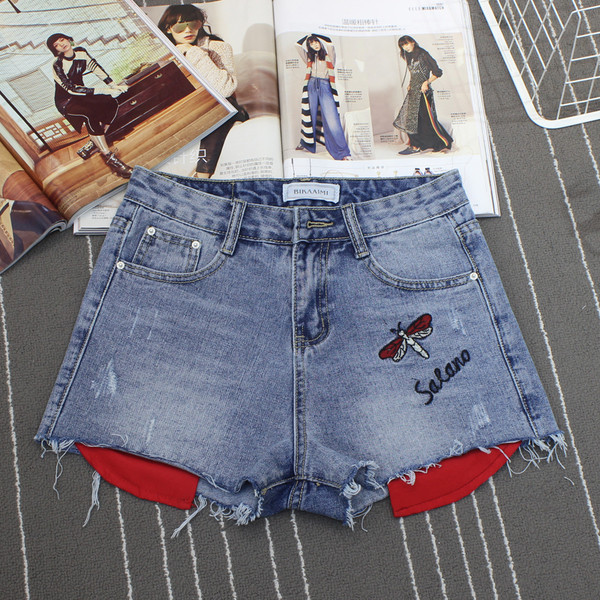 Семпли дамски къси дънки с мини апликация и надпис в светъл цвят