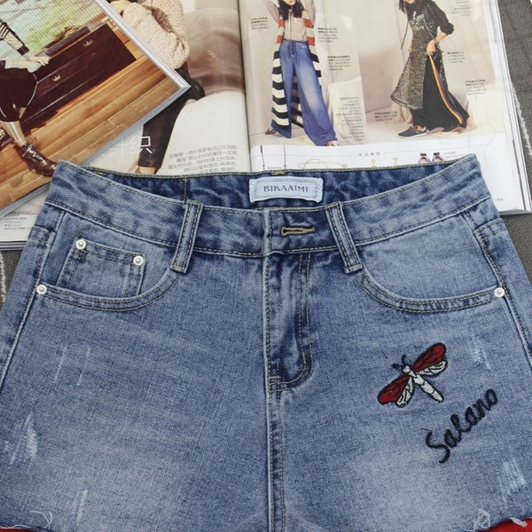 Семпли дамски къси дънки с мини апликация и надпис в светъл цвят