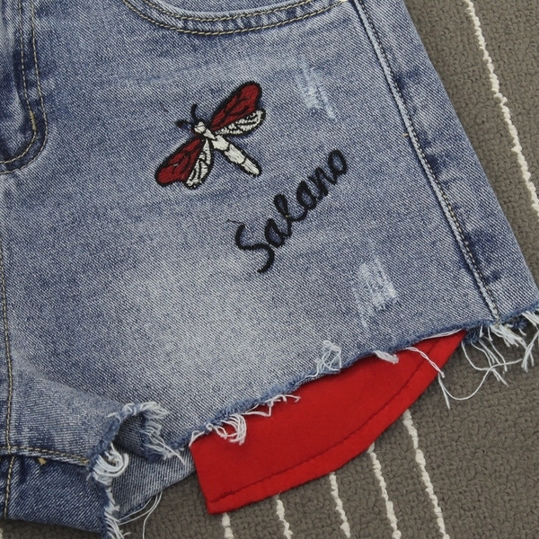 Семпли дамски къси дънки с мини апликация и надпис в светъл цвят