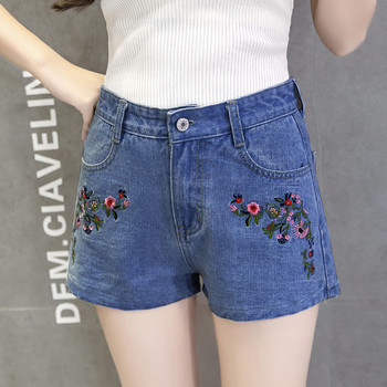 Απαλά γυναικεία short jeans με υψηλή μέση και σχισμένα στοιχεια με κεντήματα σε δύο χρώματα