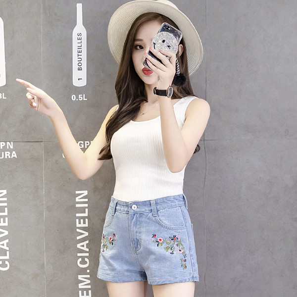 Семпли дамски къси дънки с висока талия и нежна бродерия в два цвята