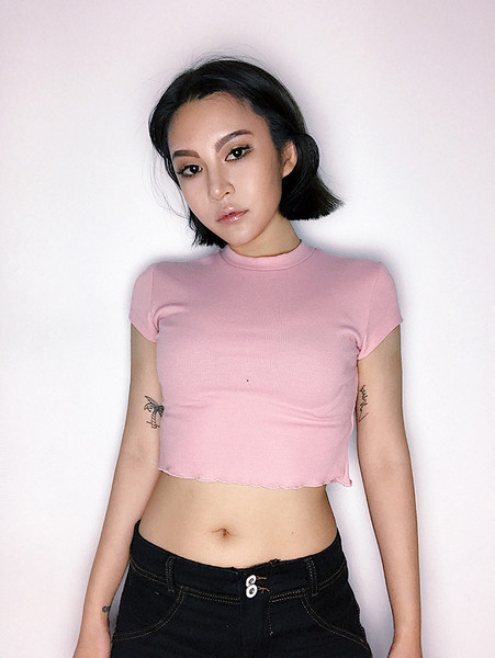 Изчистена дамска блуза с къс ръкав в бял, черен, сив и розов цвят