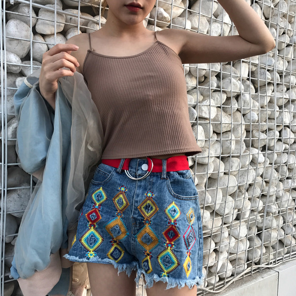 Модерни дамски къси дънки с висока талия и с цветен мотив в светъл цвят