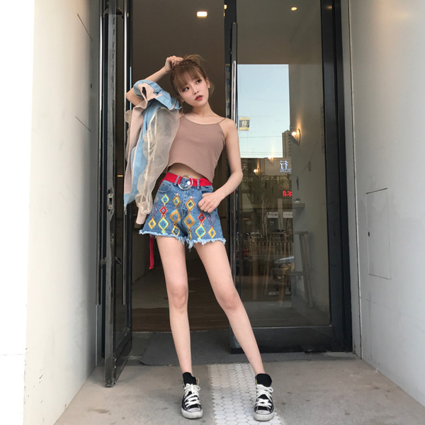 Модерни дамски къси дънки с висока талия и с цветен мотив в светъл цвят