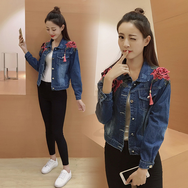 Спортно-елегантно дамско дънково яке с 3D бродерия в тъмен цвят