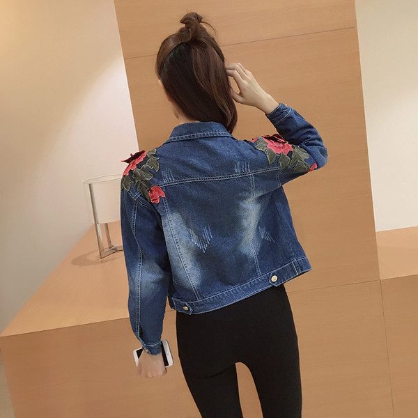 Спортно-елегантно дамско дънково яке с 3D бродерия в тъмен цвят