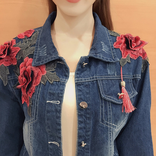 Спортно-елегантно дамско дънково яке с 3D бродерия в тъмен цвят