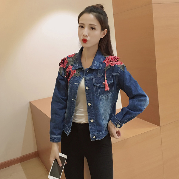 Спортно-елегантно дамско дънково яке с 3D бродерия в тъмен цвят