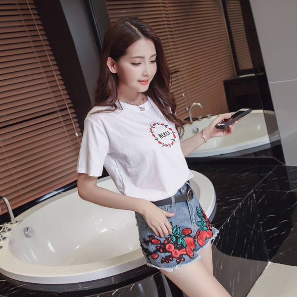 Стилни къси дамски дънки с флорална бродерия в светъл цвят