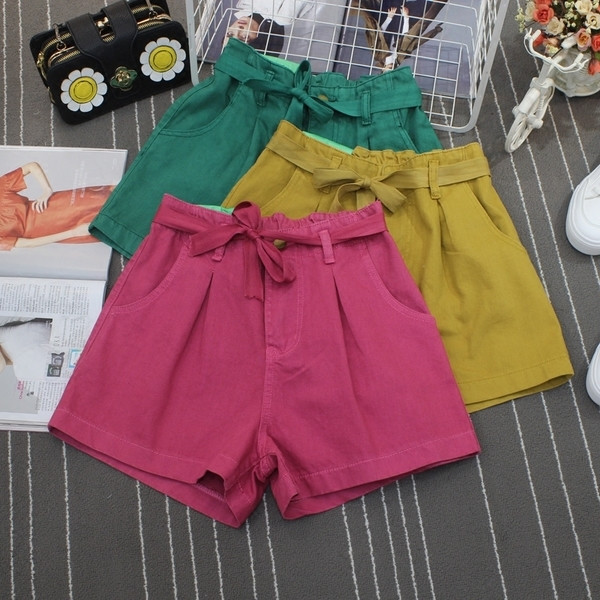 Стилни дамски къси панталони с джобове и колан в няколко цвята