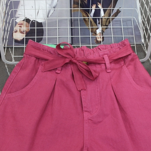 Стилни дамски къси панталони с джобове и колан в няколко цвята