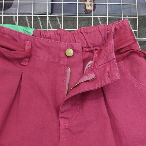 Стилни дамски къси панталони с джобове и колан в няколко цвята