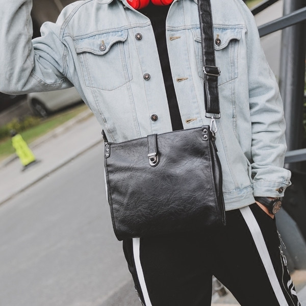 Мъжка чанта през рамо от еко кожа в черен цвят