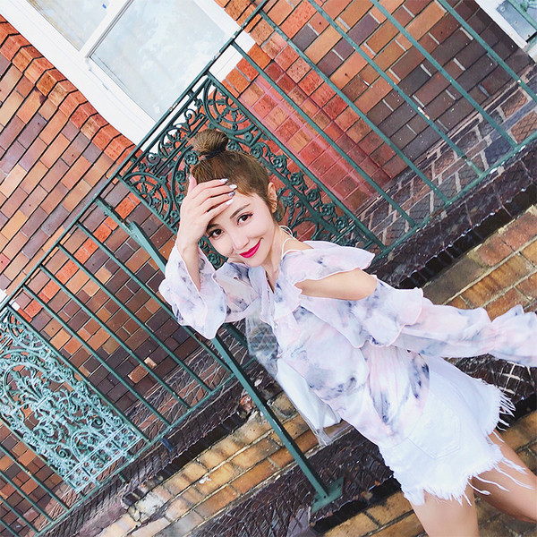 O cămașă de damă eterică în culoare irizată, cu mâneci interesante