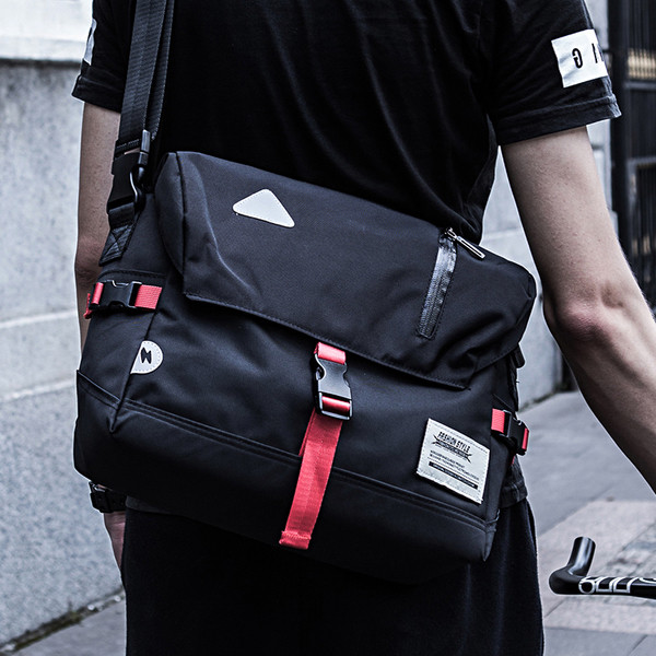 Мъжка чанта през рамо с широка презрамка в чрен цвят